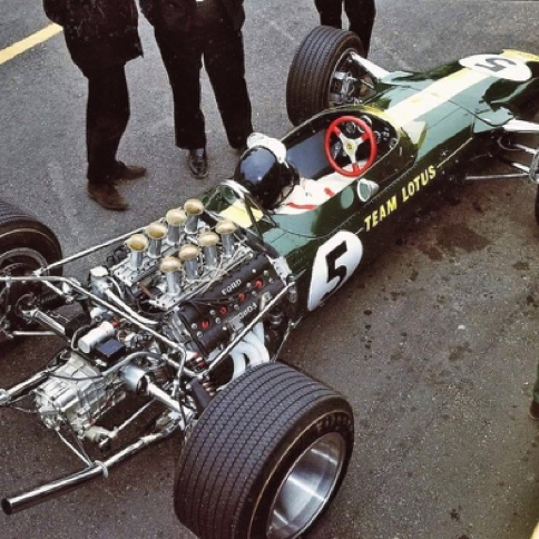 Le moteur porteur V8 Ford Cosworth de la nouvelle Lotus 49 en course à Zandwoort Le moteur porteur V8 Ford Cosworth de la nouvelle Lotus 49 en course à Zandwoort